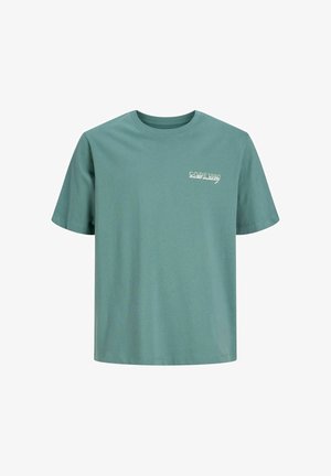 Zelené tričko s krátkym rukávom a okrúhlym výstrihom s malým bielym nápisom „CODE 1990 limited availability“ na ľavej strane hrudníka.
