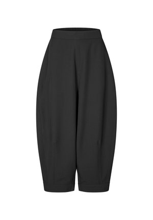 Černé, volné culotty s elastickým pasem, vybavené bočními kapsami a zúženým střihovým designem, vyrobené z jemného materiálu.