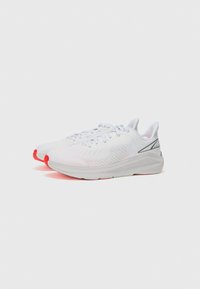 Des chaussures de sport blanches avec un dessus en maille texturée, des accents réfléchissants et une semelle rembourrée. Comprend des embouts rouges à l'avant et des lacets.