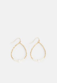 Aukso ašaros formos auskarai su tekstūruota paviršių, papuošti mažomis baltomis perlamutrinėmis kruopomis ir centrine didesne perle. Viršuje yra kabliuko uždarymas.