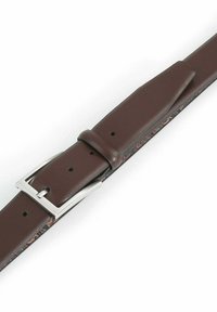 Brauner Ledergürtel mit silberner rechteckiger Schnalle, ausgestattet mit einer glatten Textur und mehreren Verstelllöchern entlang des Riemens.