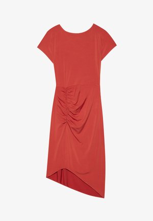 Asümmeetriline punane kleit lühikeste varrukatega, kortsukujuline külgede detail, sile tekstuur ja pehme kangas, luues voolava ilme.