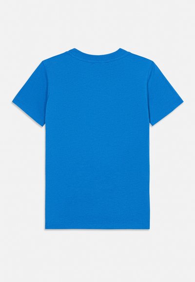 Φωτεινό μπλε κοντομάνικο T-shirt με στρογγυλή λαιμόκοψη, εμφανισμένο από πίσω σε ουδέτερο ανοιχτογκρι φόντο.