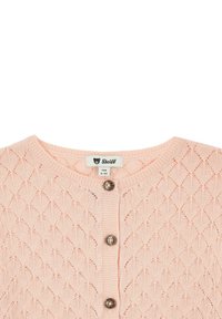 Cardigan tricoté rose clair avec un motif en diamant, encolure ronde et cinq boutons à l'avant. Étiquette indiquant la taille 3-4 ans.