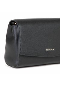 Clutch bag in pelle nera con finitura testurizzata, forma rettangolare e chiusura a patta. Caratterizzato da un accento in logo dorato.
