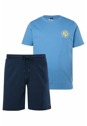 Camiseta azul de cuello redondo y manga corta con pequeño logo circular amarillo y pantalones cortos azul marino oscuro con cordón y cintura elástica.