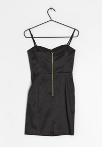 Černé saténové šaty na černém ramínku, s tenkými popruhy, výstřihem do srdce a předním zipem se zlatým kováním.