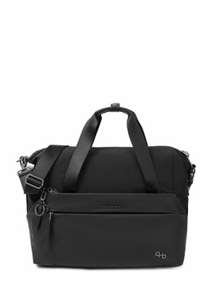 Sac polochon noir Hedgren avec deux poignées, bandoulière amovible et poche avant zippée présenté sur fond blanc.