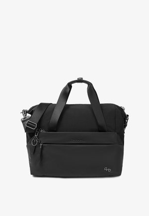 Sac polochon noir Hedgren avec deux poignées, bandoulière amovible et poche avant zippée présenté sur fond blanc.