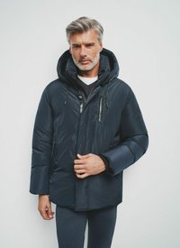 Granatowa kurtka puchowa z kapturem, z zamykaną na zamek kieszenią na piersi i elastycznymi mankietami, wykonana z błyszczącego, ocieplanego materiału.