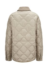 Beige gesteppte Jacke mit Kragen, die ein wellenförmiges Muster aufweist, lange Ärmel und knopfbedeckte Manschetten. Weiche Textur mit leichtem Design.