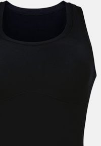 Schwarzes sportliches Tanktop mit rundem Halsausschnitt, glatter Textur und kontrastierenden Nähten. Hat ein figurnahes Design und gewölbte Nahtdetails.