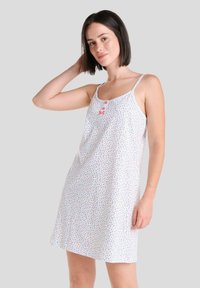 Vestido de dormir floral en tejido blanco con pequeños patrones florales en azul y rosa, tirantes ajustables y detalle de botones en el escote.