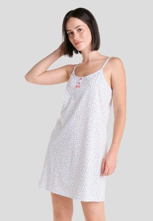 Vestido de dormir floral en tejido blanco con pequeños patrones florales en azul y rosa, tirantes ajustables y detalle de botones en el escote.