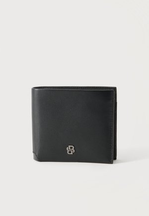 Schwarzes Leder-Bifold-Portemonnaie mit kleinem silbernem Metall-Logo vorne, geschlossen auf hellem, einfachem Hintergrund gezeigt.