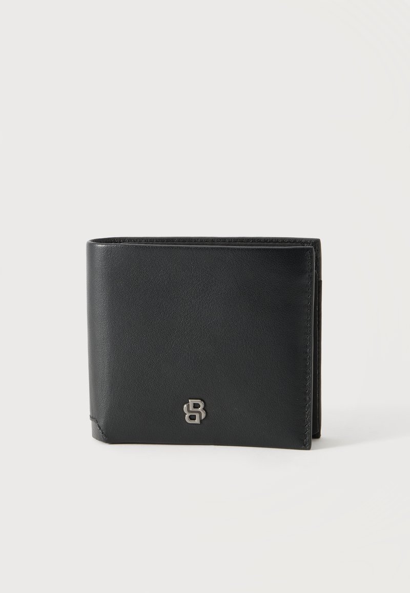 Portefeuille bifold en cuir noir avec un petit logo métallique argenté à l’avant, présenté fermé sur un fond clair uni.