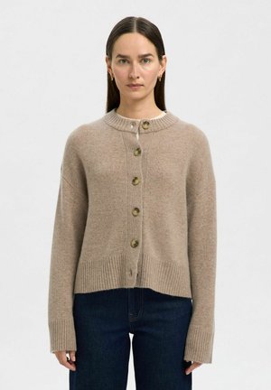 Beige cardigan van zacht materiaal, met een ronde halslijn, zeven knopen, geribbelde zoom en ruime mouwen. Opvallende textuurafwerking.