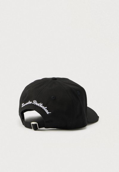 Șapcă de baseball neagră cu bretea ajustabilă, text brodat "Frăția Canadiană" în alb, design structurat și textură netedă a țesăturii.