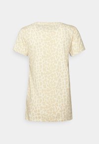 Krémové tričko s jemným leopardím vzorem, krátké rukávy a kulatým výstřihem. Vyrobeno z měkké textured látky.