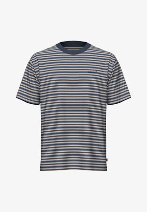 Camiseta a rayas en tonos azul marino, gris y blanco con rayas horizontales, mangas cortas y un cuello de canalé azul marino con un pequeño logo en el lado izquierdo del pecho.