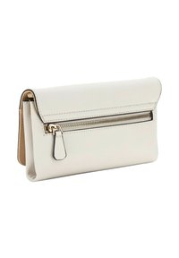 Pochette de couleur beige clair avec une surface texturée, dotée d'une poche zippée à l'avant et d'une fermeture à rabat. Accent en métal doré.