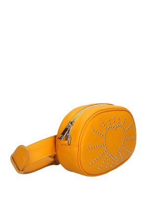 Borsa gialla in pelle vegana con forma arrotondata, accessori in metallo argentato e un design a raggi solari decorato nella parte anteriore. Presenta una chiusura a zip e una tracolla.