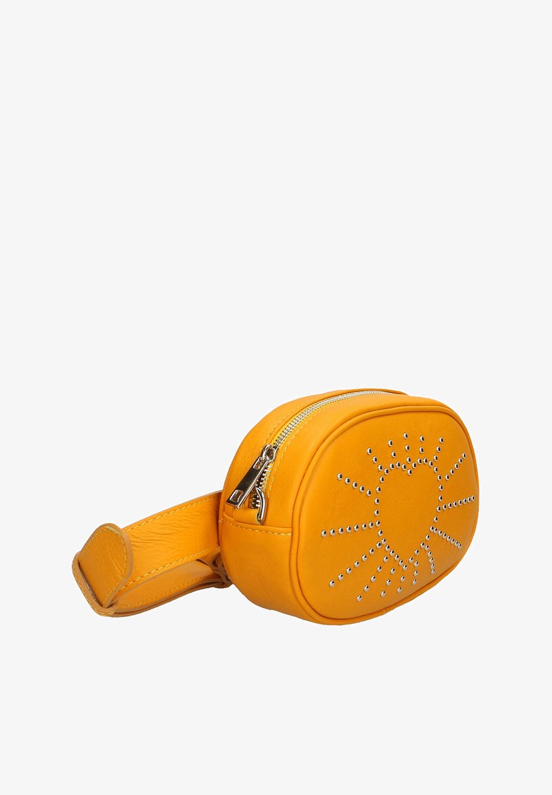 Borsa gialla in pelle vegana con forma arrotondata, accessori in metallo argentato e un design a raggi solari decorato nella parte anteriore. Presenta una chiusura a zip e una tracolla.