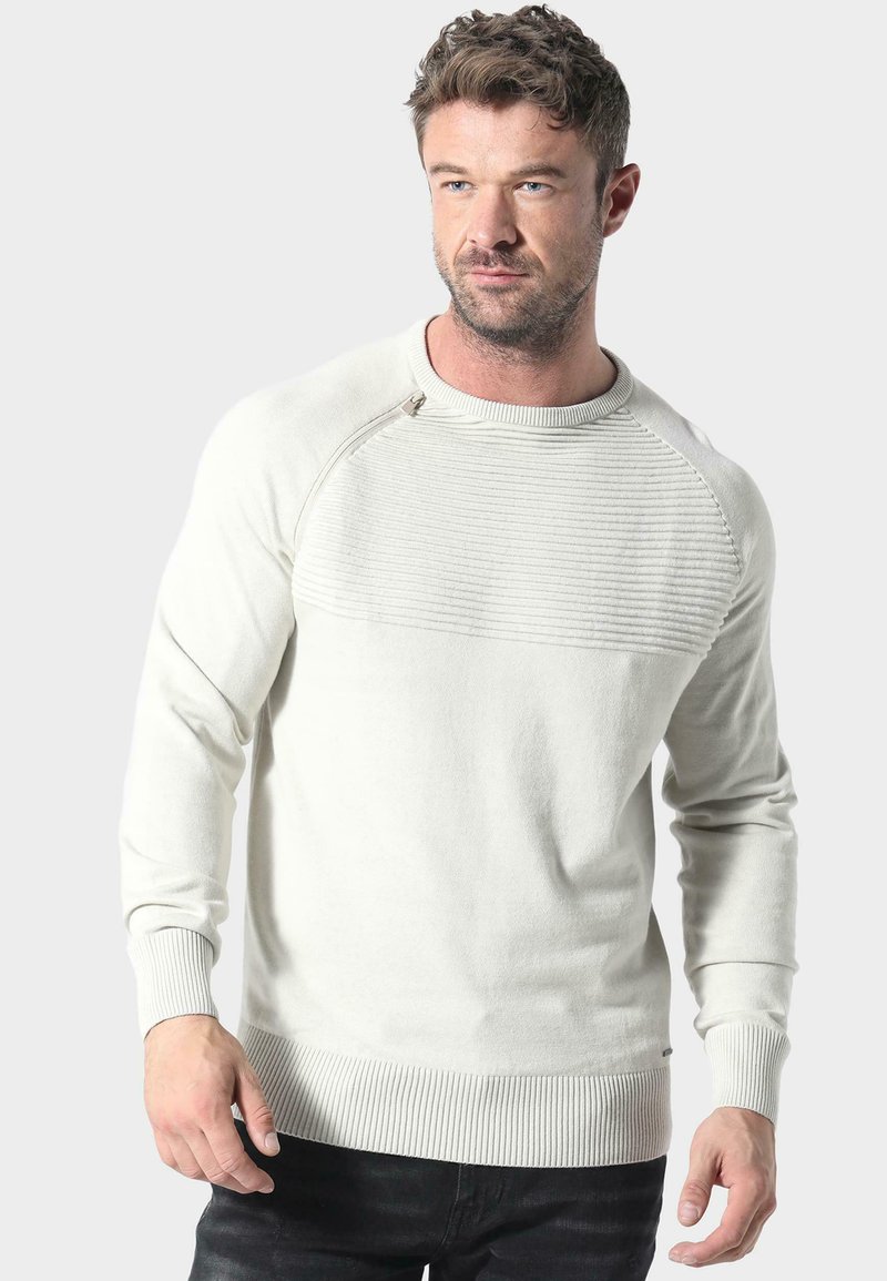 Hellgrauer Rundhalsausschnitt-Pullover mit gerippter Textur an den Schultern, flach gestricktem Körper und gerippten Bündchen. Verfügt über ein kleines metallisches Detail near dem Ausschnitt.