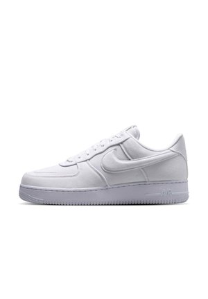 Biały niski sneaker Nike Air Force 1 z materiałową cholewką, sznurowadłami i gumową podeszwą, pokazany z boku na białym tle.