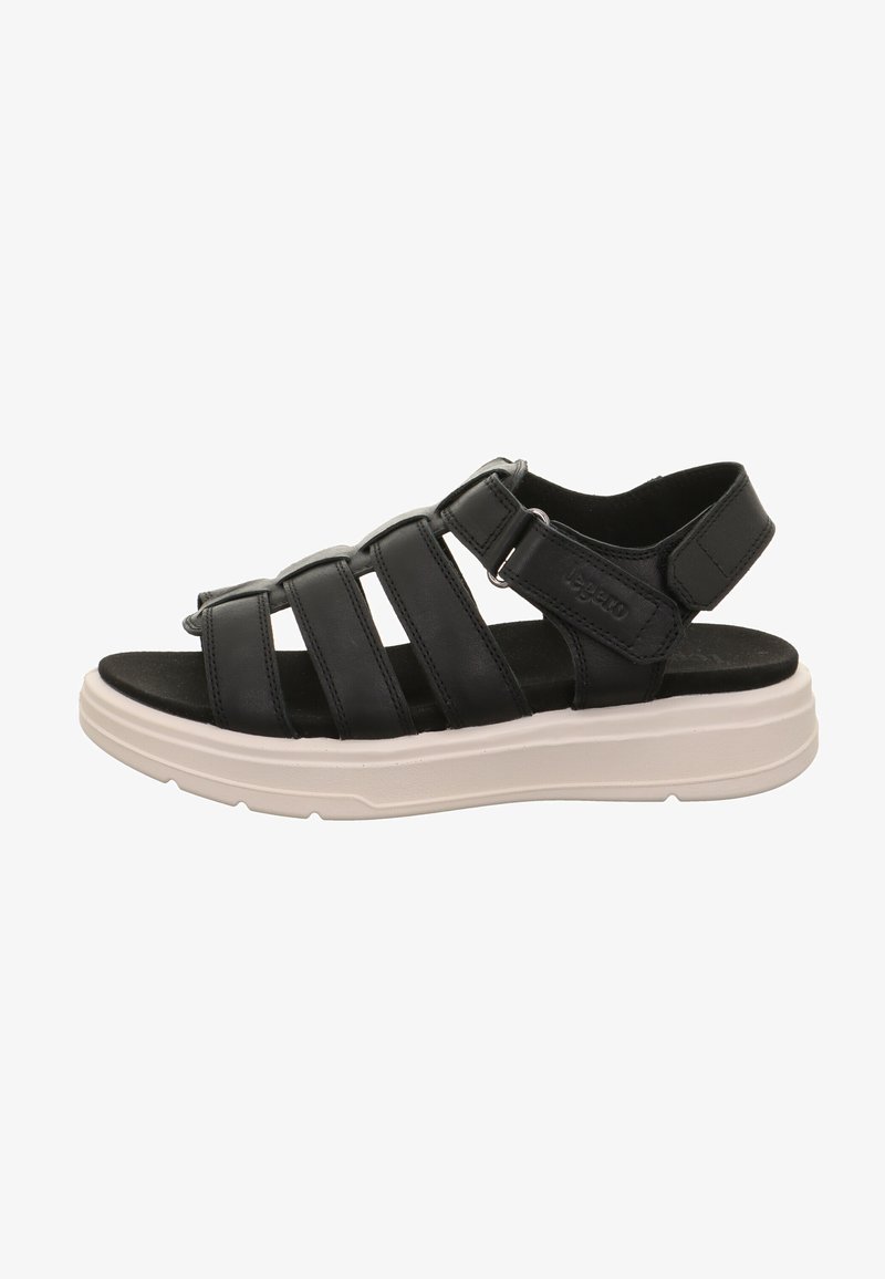 Černá kožená sandála s designem se třemi pásky, nastavitelnou přezkou a šedou gumovou podrážkou. Má hladkou texturu a otevřený zadní díl.