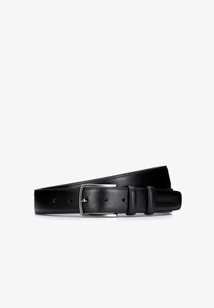 Cinturón de cuero negro con una textura suave, una hebilla rectangular plateada, tres agujeros para la punta y un acento de marca en la correa.