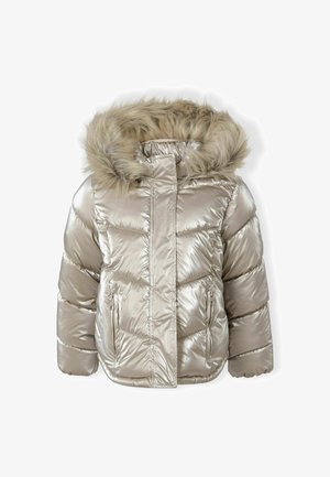 Fémes ezüst színű puffertáska prémes kapucnival, két cipzáras zsebbel és steppelt dizájnnal a további melegség és textúra érdekében.