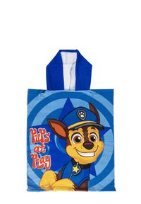 Asciugamano con cappuccio blu che presenta un cane dei fumetti in uniforme di polizia con un'espressione sorridente; testo "Pups at Play" in rosso e bianco; superficie liscia.