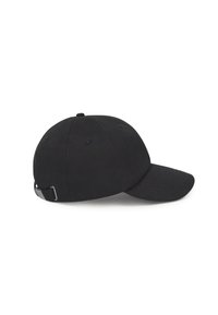 Gorra de béisbol negra con visera curvada, hecha de tela, con una correa ajustable de metal en la parte trasera y ojales cosidos para ventilación.
