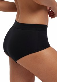 Zwarte hoge slips van gladde stof, met een naadloos ontwerp en elastische tailleband, die een klassieke snit en minimale details benadrukken.