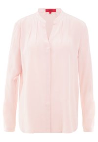 Blouse à manches longues rose clair avec un col mandarin, des plis sur le devant et une texture lisse ressemblant à du satin. Fermeture à boutons discrets sur le devant.