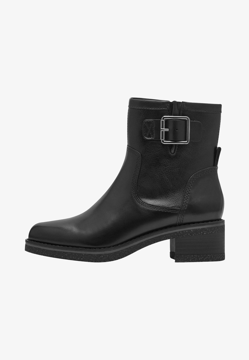Bottines noires en cuir avec un bout carré, un talon bloc, un accent de boucle sur le côté et une tige texturée. Présente une semelle en caoutchouc robuste.
