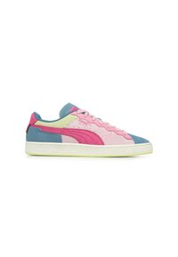 Baskets en daim rose et bleu avec des détails en zigzag, semelle en caoutchouc et accents vert lime. Logo PUMA sur le côté, fermeture à lacets.