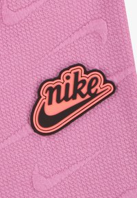 Nike Sportswear NEW IMPRESSIONS WIDE LEG - Spodnji deli trenirk - magic flamingo