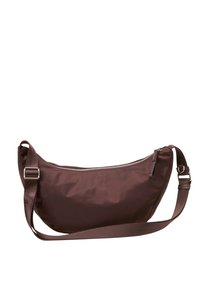 Braune Nylon-Umhängetasche mit geschwungenem Design, verstellbarem Tragegurt und einem oberen Reißverschluss. Glatte Textur, minimalistischer Stil und Taschen-Detail.