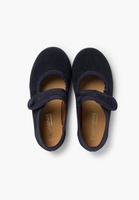 Zapatos Mary Jane de ante azul marino, con puntera redonda, correa elástica y forro de cuero suave. Presentan una parte superior suave y texturizada con costuras decorativas.