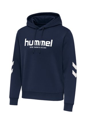 Marineblaue Kapuzenjacke mit Kordelzug, weißem „hummel“-Logo und Schriftzug auf der Brust sowie weißen Chevron-Streifen an beiden Ärmeln.