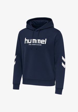 Mørkeblå hættetrøje med snore, hvidt „hummel“ logo og tekst på brystet samt hvide vinkellinjer på begge ærmer.
