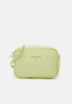 Lichtgroene rechthoekige crossbodytas met gouden kettingriem en "Patrizia Pepe"-logo aan de voorkant, tegen een witte achtergrond.