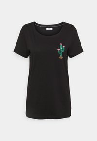 Sort kortærmet t-shirt lavet af blødt stof, med et grønt kaktusdesign og lyserøde blomsterdetaljer på venstre brystområde.