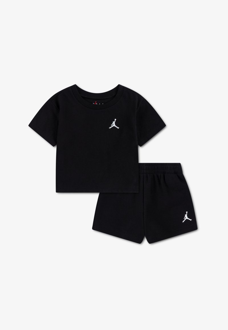 Czarny bawełniany t-shirt z krótkimi rękawami i białym logo Jumpman na piersi, w komplecie z czarnymi szortami z logo na krawędzi.