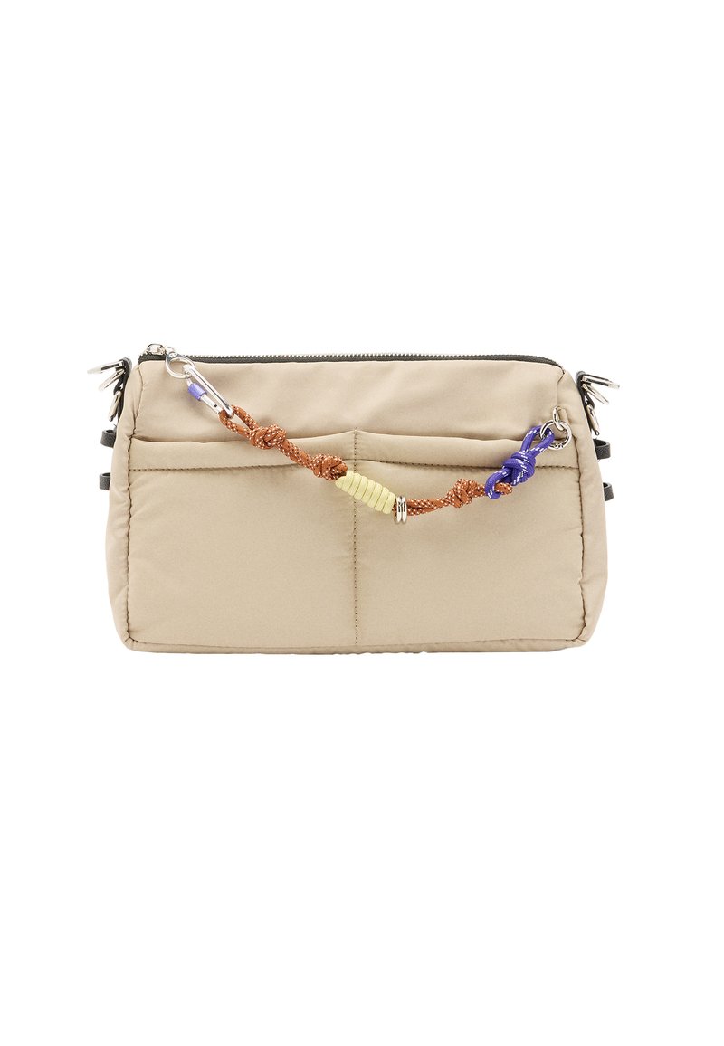 Beżowa pikowana torebka na ramię z zamkiem błyskawicznym, z kolorowym paskiem z węzłami w odcieniach pomarańczowym, żółtym i fioletowym.