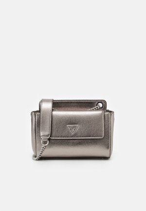 Sac bandoulière Guess argent métallique avec poche avant à rabat, sangle chaîne et plaque logo triangulaire au centre de la poche.