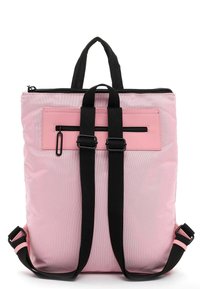 Mochila de tela rosa con correas negras, dobles asas superiores, bolsillo frontal con cremallera y diseño plano, que presenta una textura suave y correa de hombro desattachable.