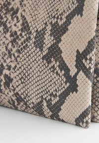 Next Olkalaukku - snake print